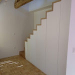 stopnišče-hrast-in-vgradne-bele-omare